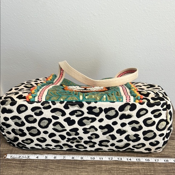 American & Beyond | Beaded Leopard 🐆 Tote Bag - Picture 4 of 12